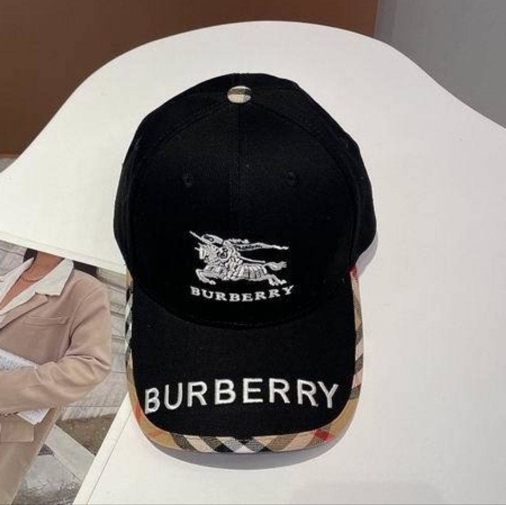 Burberry Equestrian Knight Vintage Check Baseball Cap